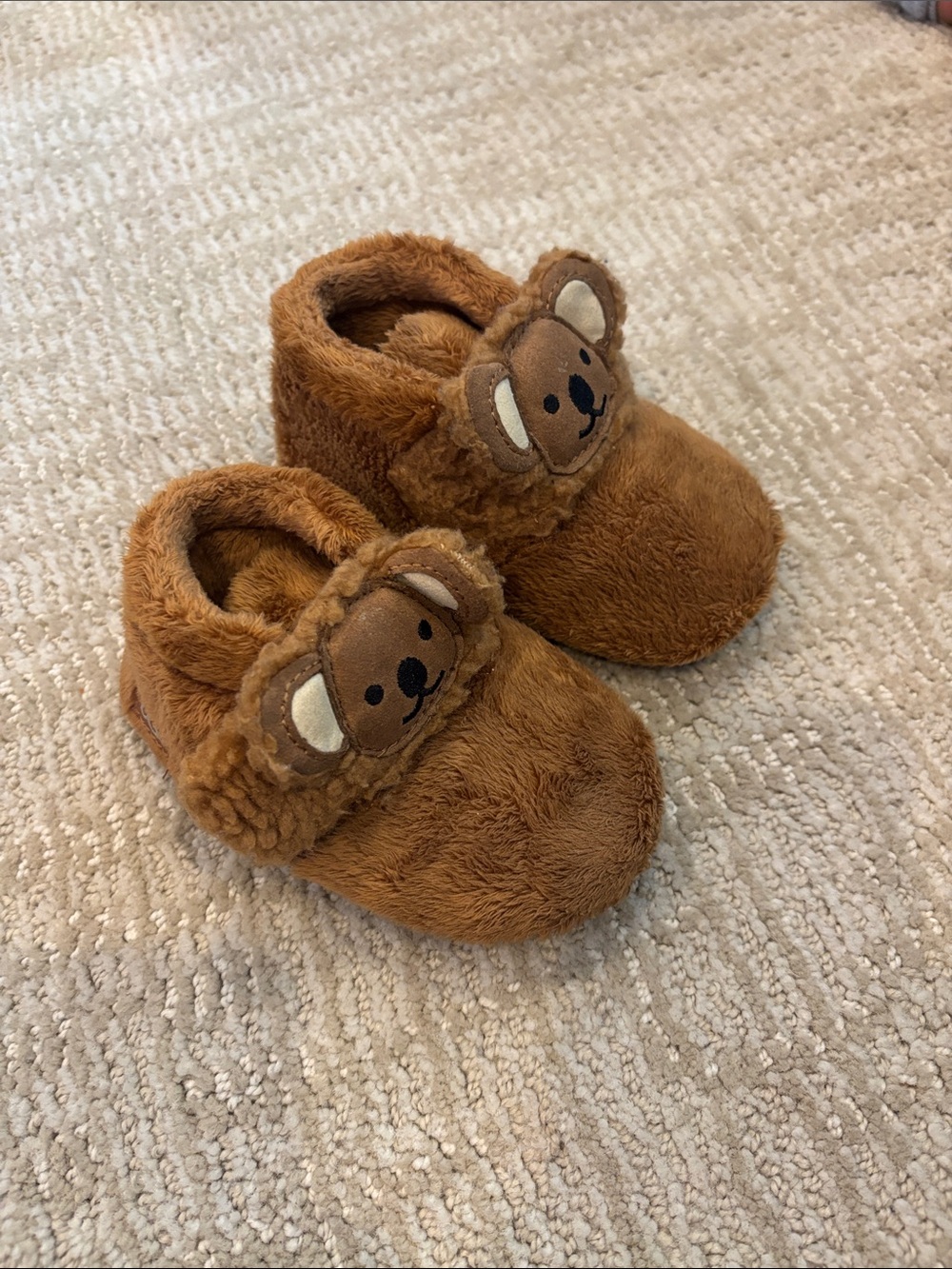 UGG Bixbee Koala Stuffie infant booties in brown size USA 04/05